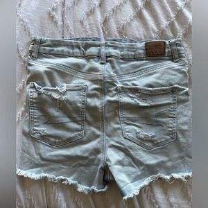 American Eagle distressed denim shorts
Color: light blue wash
Size: 10
